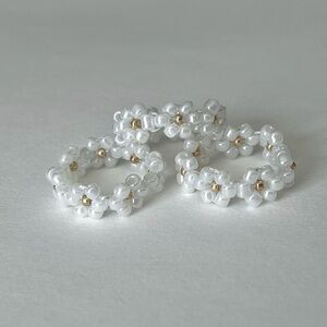 Beaded Daisy Ring - stretchy!